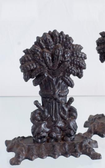 Pair of cast iron wheatsheaves (detail)
